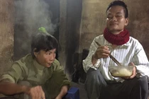 Nỗi thống khổ của mẹ già phải dùng dây xích sắt trói con 