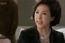 Tặng cho mẹ chồng bộ đồ hàng hiệu, rồi sốc óc thấy phản ứng của bà