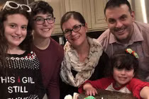 Vợ và 3 con chỉ kịp từ biệt chồng mất vì Covid-19 qua điện thoại