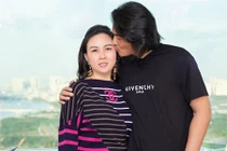 Quách Ngọc Ngoan âu yếm hôn bạn gái đại gia Phượng Chanel 