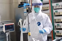 Phi công người Anh mắc COVID-19 có biểu hiện nhiễm trùng nhiều tạng