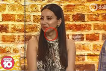 Người xem phát hiện “tử thần” bám trên cổ, nữ MC được cứu mạng thần kỳ