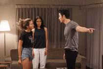 Sôi máu khi thấy mẹ phải lén lút nhìn cháu nội qua khe cửa 