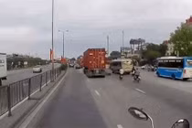 Video: Ngã đúng lúc container tới, người phụ nữ Hải Dương suýt mất mạng