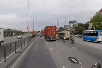 Video: Ngã đúng lúc container tới, người phụ nữ Hải Dương suýt mất mạng