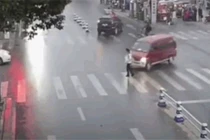 Video: Người phụ nữ bị ô tô cuốn vào gầm, hàng chục người hợp sức giải cứu