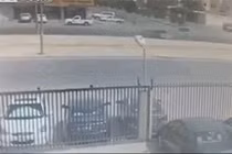 Clip: Lao vào cột điện với tốc độ kinh hoàng, ô tô gãy làm đôi