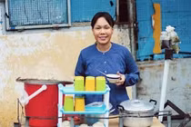 Việt Hương làm điều ý nghĩa cho những người bán hàng rong