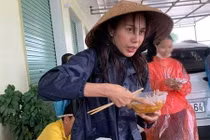 Xúc động cảnh Thủy Tiên ăn vội, tay nhăn nheo khi đi từ thiện