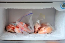 Cách bảo quản thịt gà sống an toàn trong tủ lạnh 