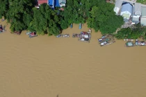 Cuộc sống xóm vạn chài đảo lộn khi Thủy điện Hòa Bình xả lũ