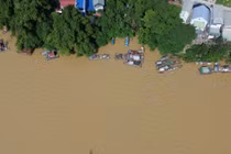 Cuộc sống xóm vạn chài đảo lộn khi Thủy điện Hòa Bình xả lũ