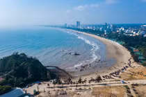 Nắng nóng gay gắt, du khách về biển Thiên Cầm "giải nhiệt"