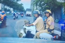 Sản phụ “suýt vượt cạn” trên xe được CSGT ứng cứu ngay “nút kẹt” hầm chui