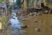 TP Yên Bái ngập trong bùn rác, phải mất cả tuần để dọn dẹp