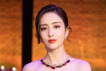 Bí quyết ăn ăn hoa huệ, cần tây của mỹ nhân Tân Cương