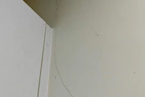 Yêu cầu kiểm tra hàng trăm căn hộ nứt tường nghi do rung chấn động đất