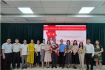 Chủ tịch danh dự VUSTA Đặng Vũ Minh nhận Huy hiệu 40 năm tuổi Đảng