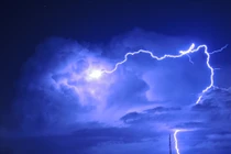 Vì sao ngồi trong ô tô khi trời mưa sấm sét lại an toàn?