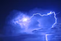 Vì sao ngồi trong ô tô khi trời mưa sấm sét lại an toàn?