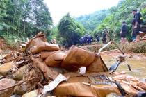 Cao Bằng: Toàn cảnh trục vớt xe khách bị cuốn trôi, 29 người chết 