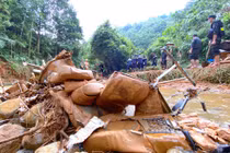 Cao Bằng: Toàn cảnh trục vớt xe khách bị cuốn trôi, 29 người chết 