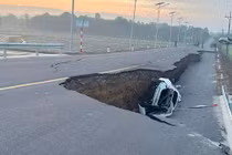 Sụt lún đường dẫn lên cầu Hòa Bình, nhiều ô tô, xe máy bị "nuốt"