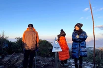 Người mẹ Hà Nội đưa 2 con leo núi, chinh phục các đỉnh cao