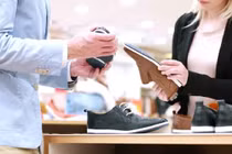 Đi giày hợp phong thủy sẽ giúp bạn thoải mái và may mắn