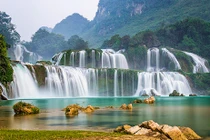 Tour du lịch qua biên giới Cao Bằng có gì mà "hút" khách? 