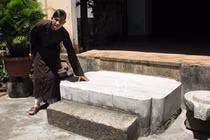 Bí ẩn phiến đá oán hờn ở chùa Thập Tháp 