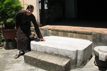 Bí ẩn phiến đá oán hờn ở chùa Thập Tháp 