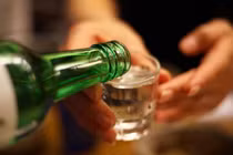 Người cao huyết áp cần lưu ý khi uống rượu lúc trời lạnh