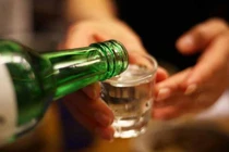 Người cao huyết áp cần lưu ý khi uống rượu lúc trời lạnh