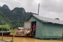 Cận cảnh cuộc sống chung với lũ trên nhà phao của người dân Tân Hóa 