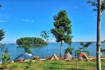 Khu cắm trại ven hồ Trị An tập nập khi TP.HCM bớt nóng