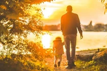 Món quà vô giá con gái tặng người cha lưng còng