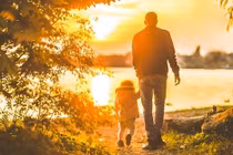 Món quà vô giá con gái tặng người cha lưng còng