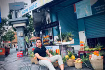 Vẻ phong trần của nam người mẫu vừa gia nhập "vũ trụ VFC"