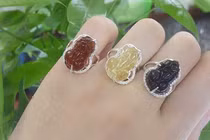 Đeo nhẫn phong thủy thế nào để giữ được tiền và gặp may mắn