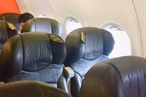 Quá tệ ghế máy bay Jetstar Pacific bị khách tố rách bươm