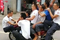 Video: Cân 6 người trên một chiếc xe máy, một phụ nữ văng ra đường thoát chết trong gang tấc