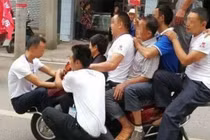 Video: Cân 6 người trên một chiếc xe máy, một phụ nữ văng ra đường thoát chết trong gang tấc