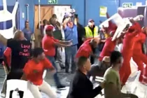 Video: Nghị sĩ Nam Phi dùng ghế 'choảng' nhau trên sóng truyền hình