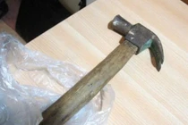 Bị sếp dùng búa đập vào đầu, nữ phó giám đốc và trợ lý trọng thương