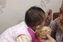 Bà nhai thịt rồi mớm cho cháu, bé 2 tuổi nôn ra máu, bác sĩ kết luận mới kinh ngạc