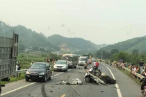 Video: Xe ôtô nát vụn khi đấu đầu xe ben, 1 người tử vong