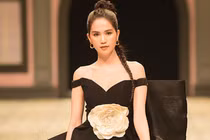 Video: Ngọc Trinh đẹp nín thở khi làm vedette tại Hà Nội
