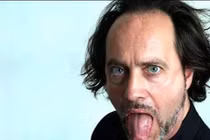 Đang nói đùa về cơn đau tim, diễn viên hài chết trên sân khấu nhưng ai cũng tưởng là trò đùa