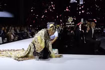 Siêu mẫu Võ Hoàng Yến bất ngờ 'vồ ếch' vì bộ trang phục nặng 25kg trên sàn diễn